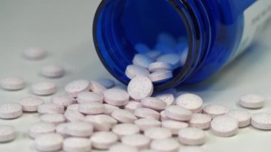 Farmakolojik biyokimya, ilaç tedavisi. Yüksek dozlar ve yan etkiler. Haplar ve kavanoz masanın üzerinde. Aşırı doz veya zehirlenme. İlaç maddesi, ilaç tedavisi, ilaçların verdiği hasar.