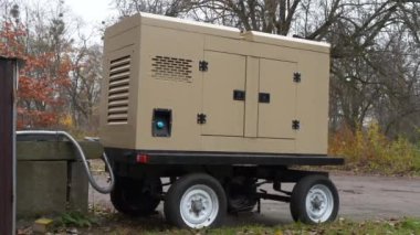 Mobil karavan tipi güç istasyonu bağımsız, tam teşekküllü bir güç üretim cihazı ve sistemidir. Elektrik enerjisinin kaynağı. Mobil karavan dizel motorlu dört tekerlekli jeneratör.