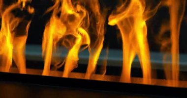 İç dekorasyon ve güzellik için hava nemlendirme için buhar üretimi ve sarı elektrik lambaları için aydınlatma cihazı. Sinema 4K Bir dakika Yavaş Hareket videosu