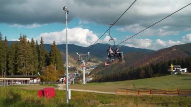 BUKOVEL, UKRAINE, OKTOBER 13 Ekim 2022: Bukovel 'de kayak yapan insanlar - Karpat Dağları' ndaki köy ve en büyük kayak merkezi, Ukrayna 'nın İvano-Frankivsk Oblastı