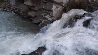 Ukrayna Karpatlarının güzel ve güçlü şelalesi. Prut Nehri üzerinde Probiy Şelalesi Yaremche City, batı Ukrayna