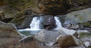 Dağdaki güzel küçük şelale. Sinema 4K 60fps yakınlaştırma videosu