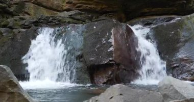 Zhonka Nehri, Karpat Dağları, İvano-Frankivsk Oblastı, Ukrayna 'nın batısındaki Kız Gözyaşı Şelalesi. Sinema 4K 60fps video ve su gürültüsü