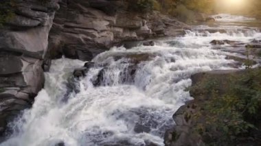 Prut Nehri 'nde Probiy Şelalesi, Yaremche Şehri, Ivano-Frankivsk Oblastı, Ukrayna. Ukrayna Karpatlarının en güzel ve güçlü şelalelerinden biridir. Sinema 4K Slow Motion bir dakika rahatlama videosu