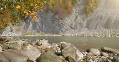 Güzel sonbahar doğası. Prut nehri ve dağ, Yaremche City, Karpatlar, Batı Ukrayna 'da katlanır. Yaremche kıvrımları olarak bilinir. Avrupa' nın en büyük Stryi oluşumu.