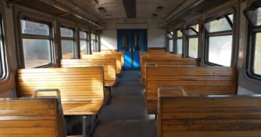 İnsanlar olmadan boş tren vagonu ilerler. Banliyö treninin boş vagonunda tahta koltuklar. Sinema 4K 60fps video