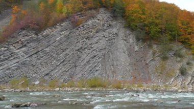 Prut nehri ve dağ, Yaremche, Ukrayna 'da katlanır. Yaremche kıvrımları olarak bilinir. Avrupa' nın en büyük Stryi oluşumu. Burada bu oluşumun kayaları katlanmış ve kusurlu, gotik ya da simgesel tiplerdir.