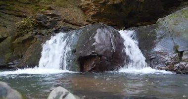 Dağda küçük güzel bir şelale. Sinema 4K 60 fps sesli video