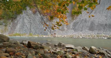 Prut nehri ve dağ, Yaremche, Ukrayna 'da katlanır. Yaremche kıvrımları olarak bilinir. Avrupa' nın en büyük Stryi oluşumu. Bu oluşumun kayaları katlanmış ve kusurludur, gotik veya simgesel türler