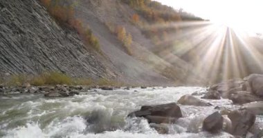 Hızlı akıntıya, parlak güneşe ve Yaremche City, Ukrayna 'daki dağların kıvrımlarına sahip güzel bir dağ nehri. Yaremche kıvrımları olarak bilinir. Avrupa' nın en büyük Stryi oluşumu. Sesli video