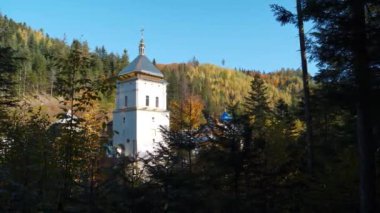 Ormandaki tapınak. Ukrayna, Karpatlar 'da Manyava Kutsal Haç' ın Yücelişi skeci. Ortodoks hücre manastırı, taslak. Tahtanın yanında kutsal taş var. İbadet objesi.