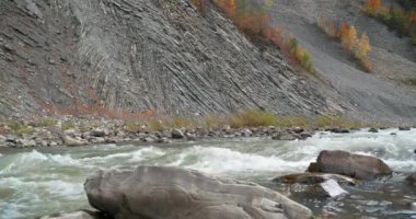 Yaremche şehrindeki Prut nehri ve dağ kıvrımlarının hızlı kıvrımları, Yaremche kıvrımları olarak bilinen batı Ukrayna - Avrupa 'daki Stryi oluşumunun en büyük çıkıntısı, gotik ya da sembol tipleridir, sesli video