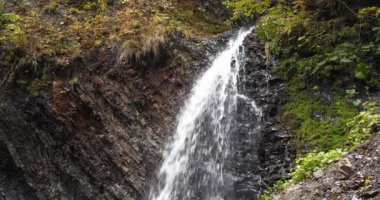 Dağlarda küçük şelale ve jeolojik dağ kıvrılır. Sinema 4K 60fps video