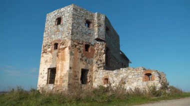 Antik taş kule, Pniv Kalesi 'nde taret - Batı Ukrayna' nın İvano-Frankivsk bölgesinde ortaçağ tarihi nesne