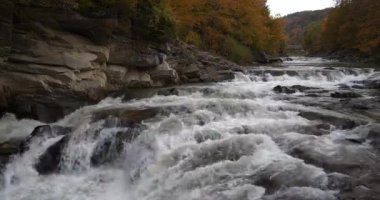 Prut Nehri 'nde Probiy Şelalesi, Yaremche City, batı Ukrayna. Ukrayna Karpatlarının en güzel ve güçlü şelalelerinden biridir. Sinema 4K 60fps Bir dakika su sesi ile video gevşetin