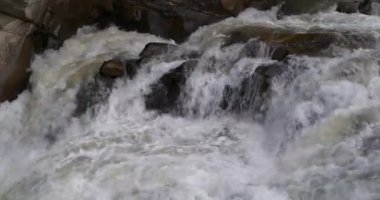 Slow Motion Güzel güçlü şelale ve kayalar. Sinema 4K bir dakikalık video
