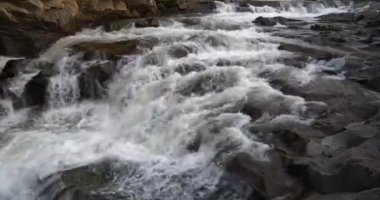 Nehirde akıntı, şelale. Sinema 4K 60fps video