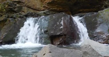 İki akıntılı güzel küçük şelale, sesli video.