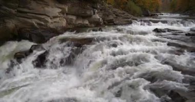 Prut Nehri 'nde Probiy Şelalesi, Yaremche City, batı Ukrayna. Ukrayna Karpatlarının en güzel ve güçlü şelalelerinden biridir. Sinema 4K 60 fps sesli video