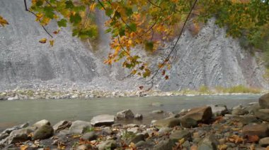 Prut nehri ve dağ kıvrımları Yaremche şehrinde, batı Ukrayna 'da Yaremche kıvrımları olarak bilinir - Avrupa' da Stryi oluşumunun en büyük çıkıntısı, gotik ya da simgesel tiplerdir, sesli videolar
