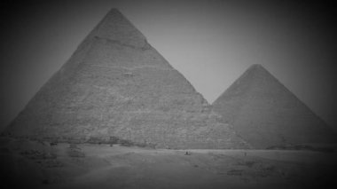 Giza piramit kompleksi, Giza Necropolis olarak da bilinir, Mısır 'ın Kahire kenti yakınlarındaki Giza Platosu' nda yer alır. Khufu ve Khafre Piramitleri. Eski siyah beyaz bir film gibi geçmişe dönük bir video
