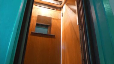 Konut evindeki yolcu asansörünün bozulması. Asansör kapıları sıkıştı. Asansör çalışmıyor, kapılar kapanmıyor.