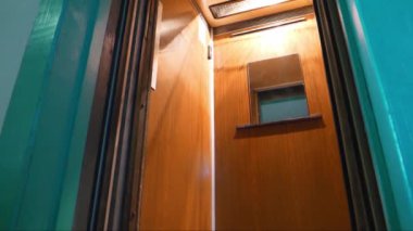 Konut evindeki yolcu asansörünün bozulması. Asansör kapıları sıkıştı. Asansör çalışmıyor, kapılar kapanmıyor, ses ile video.