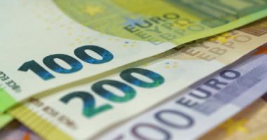 Çeşitli mezheplerin Euro banknotları. Banknotlar 100, 200, 500 Euro. Çeşitli renkler, adaylar ve metal paralardan oluşan gerçek avro parası