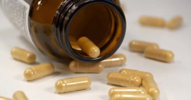 Besin takviyesi kabı ve kapsülleri. Sinema 4K 60fps video