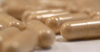 Vitaminler ya da kapsüllerdeki besin takviyeleri. Uyuşturucu Üretimi. İlaç üretimi için eczane. Sinema 4K 60fps Aşırı yakın çekim makro video