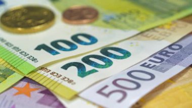 Banknotlar 100, 200, 500 Euro. Çeşitli mezheplerin Euro banknotları. Çeşitli renkler, adaylar ve metal paralardan oluşan gerçek avro parası