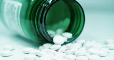 Aşırı doz. Beyaz tabletler ve besin takviyeleri için yeşil kaplar. Sinema 4K 60 fps sinema efektli video