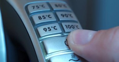 Tencere dibin kara seninki benden kara. Elektrik ısıtıcısını ayarlanabilir su ısıtma ısısıyla çalıştırmak ve ısıtma sıcaklığını 95 dereceye ayarlamak.