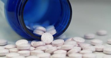 Besin takviyeleri için beyaz tabletler ve mavi kaplar. Gerçekte bunlar krom pikolinat tabletleridir. Sinema 4K 60fps video