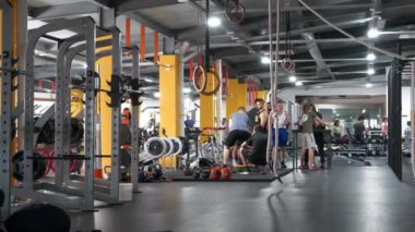 KYIV, UKRAINE, 2 Haziran 2023: Sporcular spor salonunda çalışıyor. Kol kaldırma ve bilek güreşi eğitimi. Sporcular ağırlık egzersizleri yapıyor.