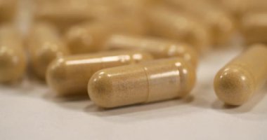 Uyuşturucu Üretimi. İlaç üretimi için eczane. Vitaminler ya da kapsüllerdeki besin takviyeleri. Sinema 4K 60fps Aşırı yakın çekim makro video