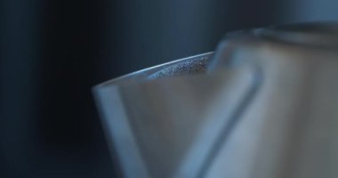 Su kaynayınca su ısıtıcısından çıkan metal borunun buhar ve yoğunlaşması.
