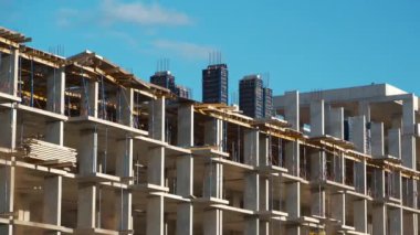 Konut inşaatının tamamlanmamış beton çerçevesi, beton yapı