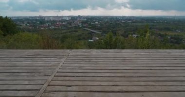 Şehrin panoramik manzarasıyla dağda sallan, kamera sallanan koltukta yatıyor. Sinema 4K 60fps video