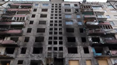 Bombalamadan sonra. Ukrayna 'da savaş. Rus teröristler, Mart 2022 'de Kyiv' in Obolon ilçesindeki bomboş konutlar tarafından yok edildi. Ukrayna halkına terör ve soykırım. Rusya - terörist ülke