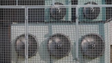 Endüstriyel soğuk odalar için beş soğutma vantilatörü. Alışveriş merkezinin soğuk odaları için soğutucu buharlaştırıcıları