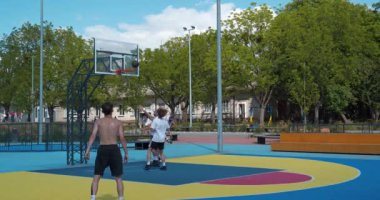 KYIV, UKRAINE, 26 Temmuz 2022: Erkekler Ukrayna 'nın Expocenter' ındaki yeni açık hava sporları sahasında sokak topu oynuyorlar
