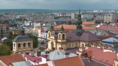 Ukrayna 'nın batısındaki Rynok veya Market Meydanı' ndaki şehir merkezinde bulunan Ratusha veya belediye binasından Ivano-Frankivsk şehri ve Kutsal Bakire Meryem Kilisesi 'ne bakın. Bu POV 2017 'den görüntüler var.