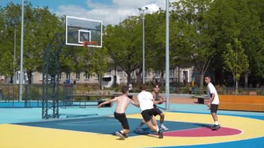KYIV, UKRAINE, 26 Temmuz 2022: Slow Motion Guys Kyiv 'in Teremky mahallesindeki çok amaçlı sergi kompleksi Ukrayna' nın merkezindeki yeni açık hava spor sahasında basketbol oynuyor