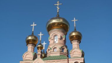 KYIV, UKRAINE, 24 Temmuz 2022: Tanrı 'nın Annesi İkon Kilisesi Hayat Veren Bahar, Kutsal Şefaat Manastırı, Goloseevsky Hermitage - Kyiv-Pechersk Lavra' nın çizimi. Okuma duasının sesiyle video