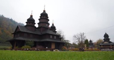Kutsal Peygamber İlya Kilisesi, Yaremche şehri, batı Ukrayna, Karpat Dağları 'nda Hutsul tarzında yapılmış eşsiz bir mimari anıttır.