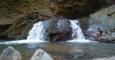 Kız Gözyaşları ya da Ukr 'da. Divochi Sliozy şelalesi, Karpat Dağları 'ndaki Zhonka Nehri üzerinde Ivano-Frankivsk Oblastı, batı Ukrayna. Sinema 4K 60fps Bir dakika rahat video ses ile