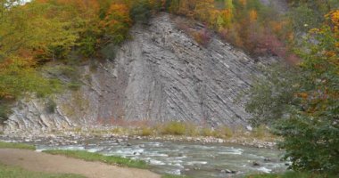 Prut nehri ve dağ, Yaremche, Ukrayna 'da katlanır. Yaremche kıvrımları olarak bilinir. Avrupa' nın en büyük Stryi oluşumu. Burada bu oluşumun kayaları katlanmış ve kusurlu, gotik ya da simgesel tiplerdir.