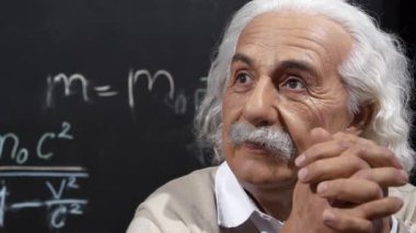 BUKOVEL, UKRAINE, 13 Ekim 2022: Dünyaca ünlü bilim adamı, teorik fizikçi, Nobel ödüllü, izafiyet teorisinin yaratıcısı Albert Einstein 'ın balmumu figürü