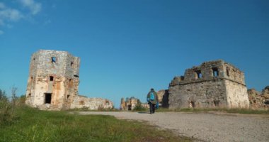 PNIV VILLAGE, NADVIRNA RAION, UKRAINE, 16 EKİM 2022: Pniv Kalesi yakınındaki insanlar - batı Ukrayna 'nın İvano-Frankivsk bölgesindeki Nadvornyansky bölgesinde ortaçağ tarihi obje